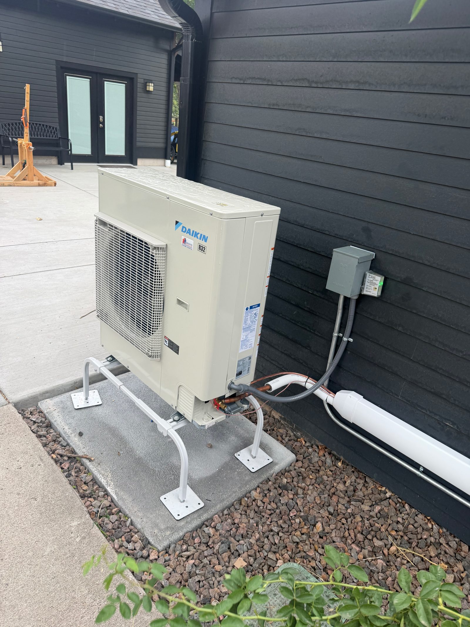Daikin heat pump with line-hide